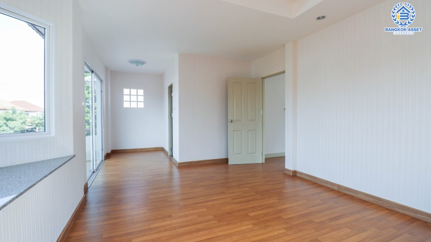 *****บ้านเดี่ยวมือสองย่านปทุมธานี หมู่บ้าน ชวนชื่นกรีนบาวด์ กรุงเทพ-ปทุมธานี บ้านสวยพร้อมเข้าอยู่ ภายในโครงการสภาพแวดล้อมดีมาก ใกล้สนามกอล์ฟ เนื้อที่ 56.2 ตร.ว. ฟังก์ชัน 3 ห้องนอน 3 ห้องน้ำ 2 ที่จอด บนทำเลเดินทางสะดวก เชื่อมต่อถนนหลายเส้นทาง ใกล้จุดขึ้นทางด่วน "อุดรรัถยา"